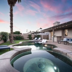 The Ivy, 4br with private backyard Large Pool/Spa