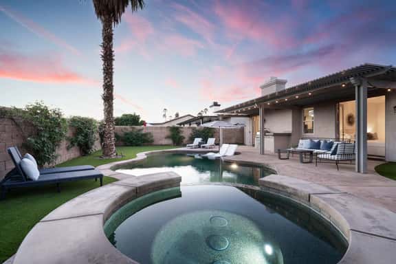 The Ivy, 4br with private backyard Large Pool/Spa - Image 1