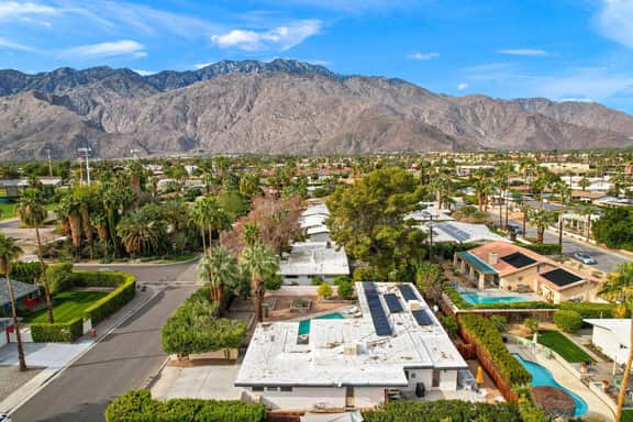 Peaceful PS, Midcentury home with Private Pool