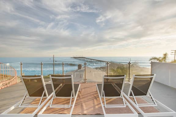 Penthouse Surfside Oasis 3 BD with rooftop patio